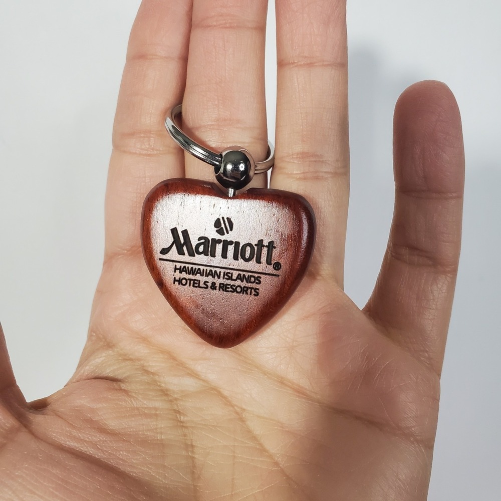 Marriott Hawaiian Islands Hotels & Resorts Wooden Heart Shaped Keychain NEW